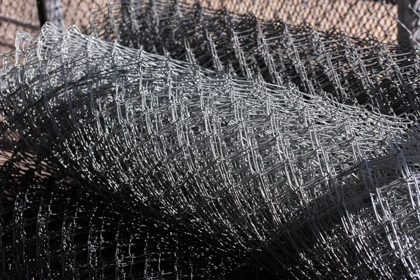 Açık İnşaat malzemeleri: zincir bağlantı çit rulo — Stok fotoğraf