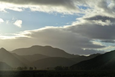 Özgür Güney Afrika devletinin manzarasında katmanlı tepeler ve bulutlar
