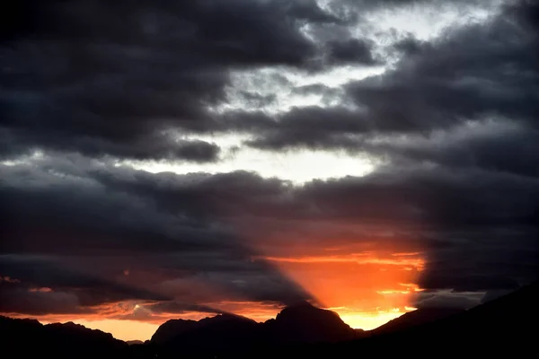 Montanhas Silhuetas Pôr Sol Ardente Contra Nuvens Escuras — Fotografia de Stock