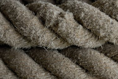 Demir atmak için kullanılan kalın ve kaba balıkçı teknesi halatları.