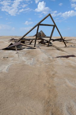 Namib Çölü 'ndeki bir madenci yerleşiminde yıkılmış bir konutun iskeleti.
