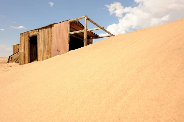 Namib Çölü 'ndeki bir kum tepeciğindeki eski bir maden yerleşiminden harap olmuş.