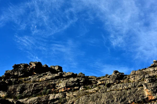 在南非的塞德堡 岩石悬崖与蓝天和白月相映成趣 — 图库照片