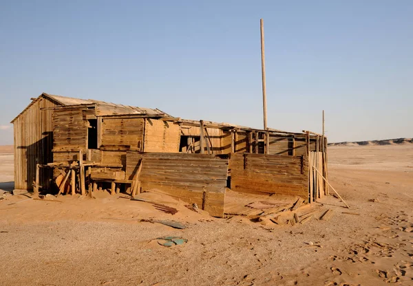 ナミブ砂漠の採掘日に遡る破壊された木製の倉庫 — ストック写真