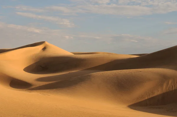 沙丘的流线在纳米布沙漠形成了阴阳模式 图库图片