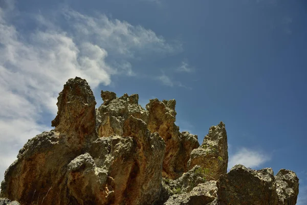 Gruppo Rocce Che Sembrano Gargoyle Contro Nuvole Drammatiche Cielo Blu — Foto Stock