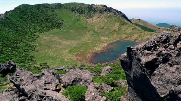 Güney Kore 'nin bir parçası olan Jeju adasındaki Hallasan Dağı' nın tepesindeki krater.