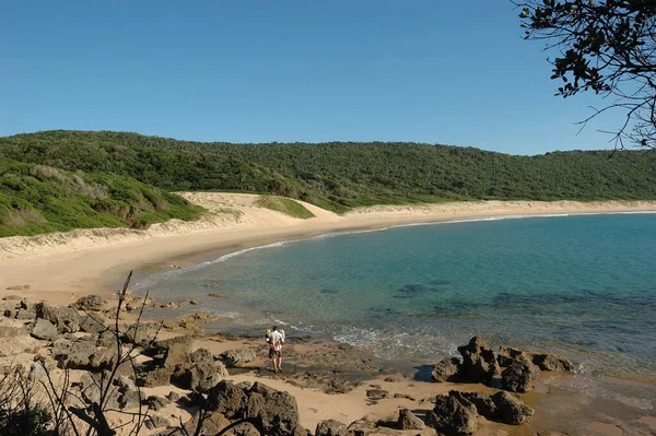 Oigenkännlig Man Och Två Barn Går Avlägsen Orörd Vit Strand — Stockfoto