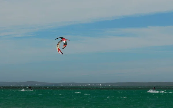 Δύο Χαρταετοί Από Kite Surfers Που Διασχίζουν Κατά Διάρκεια Μιας — Φωτογραφία Αρχείου