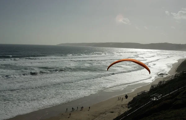 Een Paraglider Komst Voor Een Landing Het Strand Late Namiddag — Stockfoto