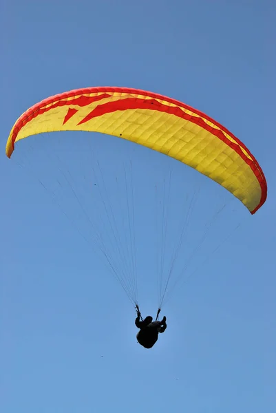 在非洲蓝天中自由飞翔的滑翔伞 — 图库照片