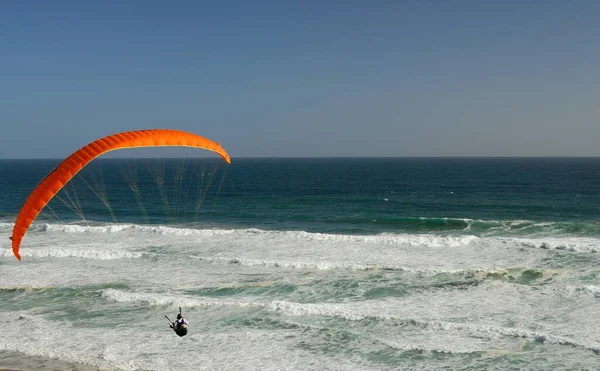 Een Paraglider Die Als Een Zeevogel Het Strand Vaart — Stockfoto