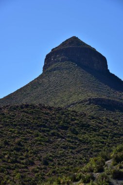 Spandau Tepesi Karroo Güney Afrika 'daki Graaff-Reinet kasabasına bakıyor.