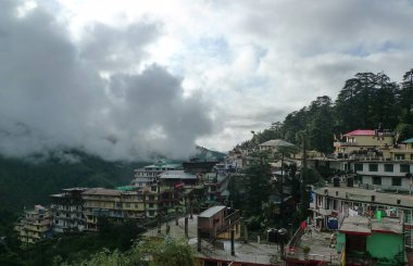 Macleod Ganj köyünde sürgündeki birçok Tibetliye ev sahipliği yapan bir manzara