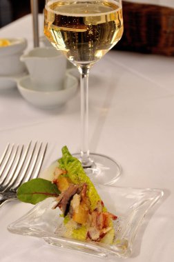 Avokado mus ve domuz pastırması bir bardak Chenin Blanc ile servis edilir.