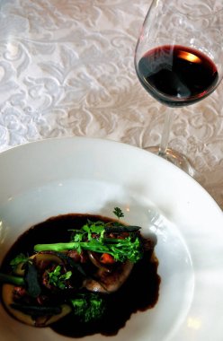 Kırmızı şaraplı erikli mantar ve brokoli.