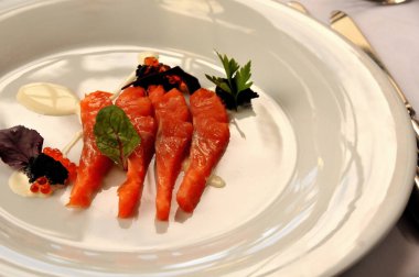 Havyar ve mayonezli somon balığı.