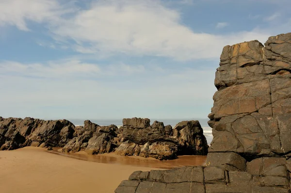 Raue Und Zerklüftete Felsen Zwischen Dem Gelben Sand Strand Von — Stockfoto