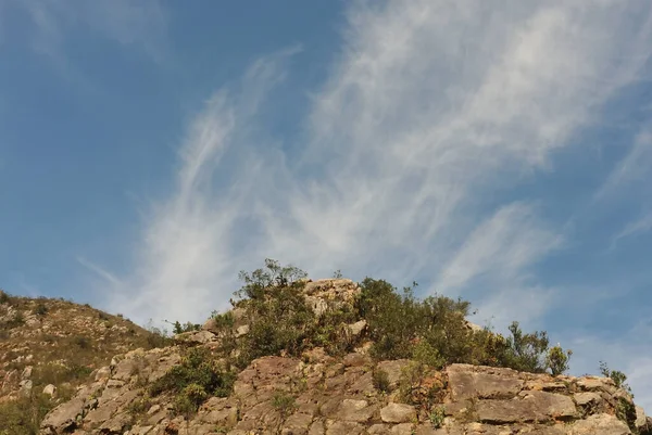 西开普省乌特尼夸山脉的绿色山谷 在云层和天空的映衬下 到处都是引人注目的岩石露头 — 图库照片