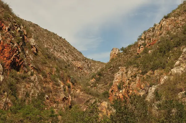 Rocas Formando Marco Alrededor Patrones Nubes Dramáticas Las Montañas Outeniqua — Foto de Stock