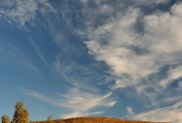 朗克洛夫蓝天中旋转的云彩图案 — 图库照片