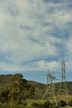 Büyük dramatik yüksek voltajlı elektrik kabloları doğayı bozuyor.