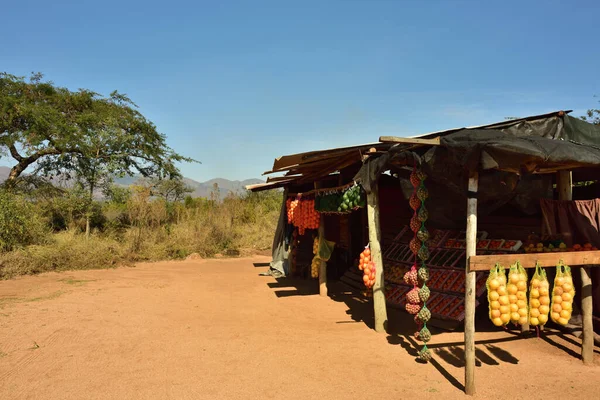 アボカド オレンジ ナッツなどの地元の農場から生産物を販売する典型的な田舎道の屋台 — ストック写真