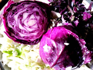 Taze doğranmış kırmızı lahana ve yeşil lahana taze sebzeler.