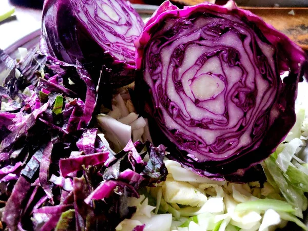 Taze doğranmış kırmızı lahana ve yeşil lahana taze sebzeler.