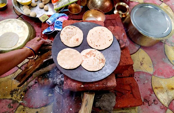 Tava ya da tavada roti yapmak ya da yanan odun ya da tuğla ocağı, tuğla ve ahşap üzerinde geleneksel pişirme