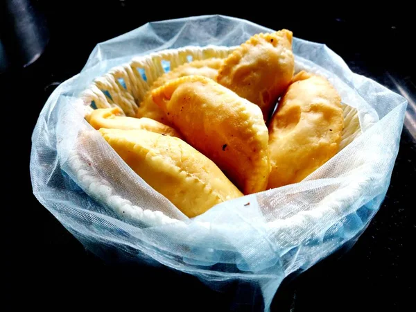 Gujiya, pedakiya, Karaci, Kajikayalu yarım ay şeklinde, suji ya da maida ile doldurulmuş kurutulmuş meyve, khoa, hindistancevizi rendelenmiş hindistancevizi ve hindistan cevizi.