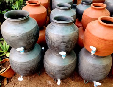 Toprak kazanı su depolamak için musluğu olan toprak tenceresi sadece suyu soğutmakla kalmaz aynı zamanda toprak elementlerini de iyileştirir..