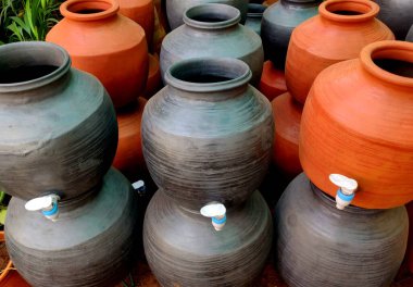 Toprak kazanı su depolamak için musluğu olan toprak tenceresi sadece suyu soğutmakla kalmaz aynı zamanda toprak elementlerini de iyileştirir..