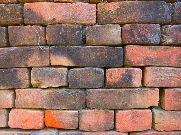 Eski kırmızı tuğla duvar dokusu yosun ve kir ile arka plan