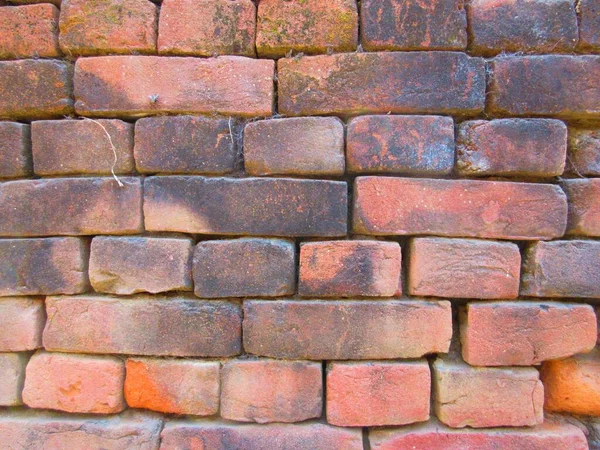 Eski kırmızı tuğla duvar dokusu yosun ve kir ile arka plan