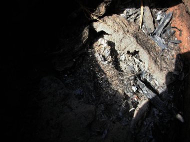 Çamur fırınında kül olmuş yanmış ahşap.