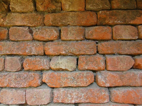 Eski kırmızı tuğla duvar dokusu yosun ve kir ile arka plan