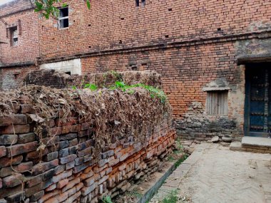 Hindistan 'da kırmızı tuğlalardan yapılmış eski bir köy evi duvarı.