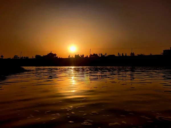 Altın çağda gün doğumu küçük nehirde görülür.