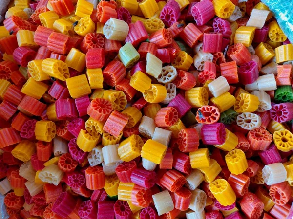 Fryum, Bobby, daha çok patates nişastası ve renkli sagodan oluşan bir Hint aperatifi..