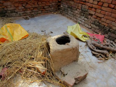 Ev yapımı Toprak Fırını, çamur sobası genellikle kum ve kilden oluşan toprak kütlesi ile çevrili bir şömine kutusudur.