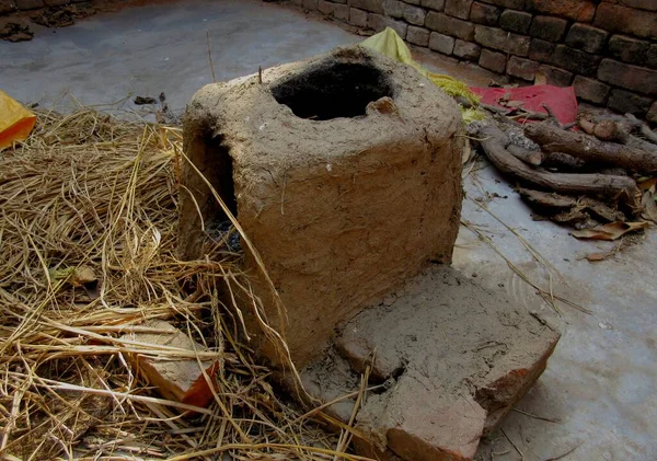 Ev yapımı Toprak Fırını, çamur sobası genellikle kum ve kilden oluşan toprak kütlesi ile çevrili bir şömine kutusudur.