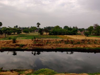 Su kanalı, Bihar Hindistan 'daki bir köyün yakınına inşa edilmiş.