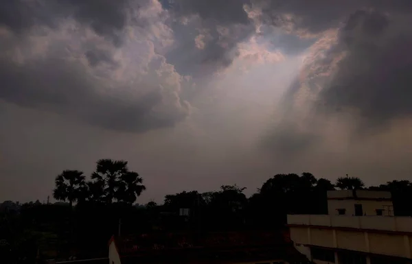 Csillogó Fénysugarak Nyúlnak Felhőkből Esős Évszakban Egy Indiai Gazembernél — Stock Fotó
