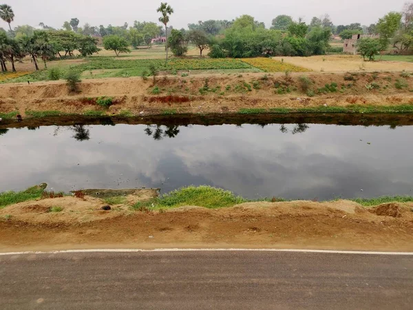 ビハール州の村の道路に隣接して建設された水路インド — ストック写真