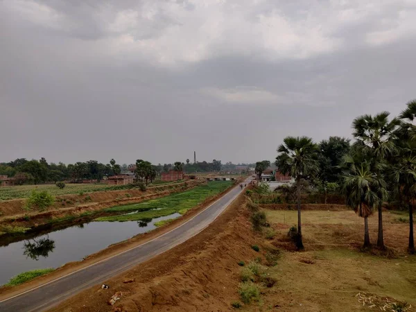 Wasserkanal Neben Dorfstraße Einem Dorf Indischen Bihar Gebaut — Stockfoto