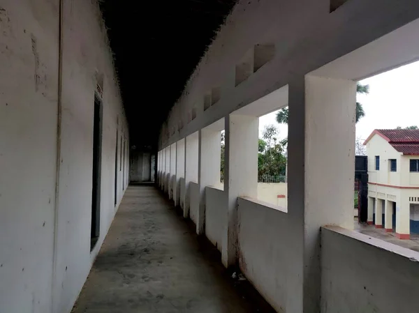 Hint köyü Bihar 'daki eski bir okul koridorunda boş bir yürüyüş yolu.