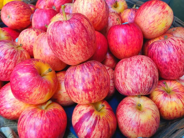 Pazarda satılması için saklanmış bir sepet dolusu melez elma.