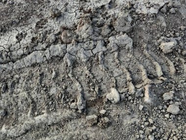 Dünya yüzeyinde büyük bir lastik izi.