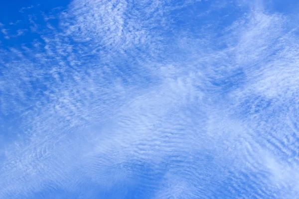 Fantásticas nuvens brancas suaves — Fotografia de Stock